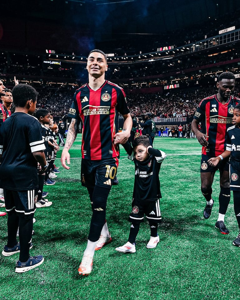 Miguel Almirón y su hijo Francesco en el césped del Mercedes-Benz Stadium. (Instagram/Miguel Almirón)