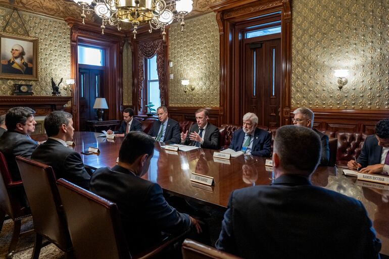 Reunión en Washington: Santiago Peña y el asesor de Seguridad de la Casa Blanca, Jake Sullivan. (Twitter presidencia)