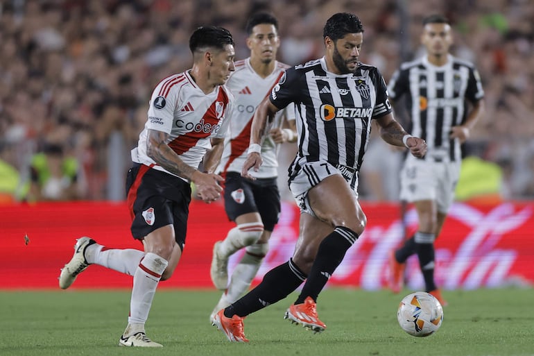 Maximiliano Meza (i) de River disputa el balón con Hulk de Mineiro este martes, en un partido de las semifinales de la Copa Libertadores entre River Plate y Atlético Mineiro en el estadio Mas Monumental de Buenos Aires (Argentina).