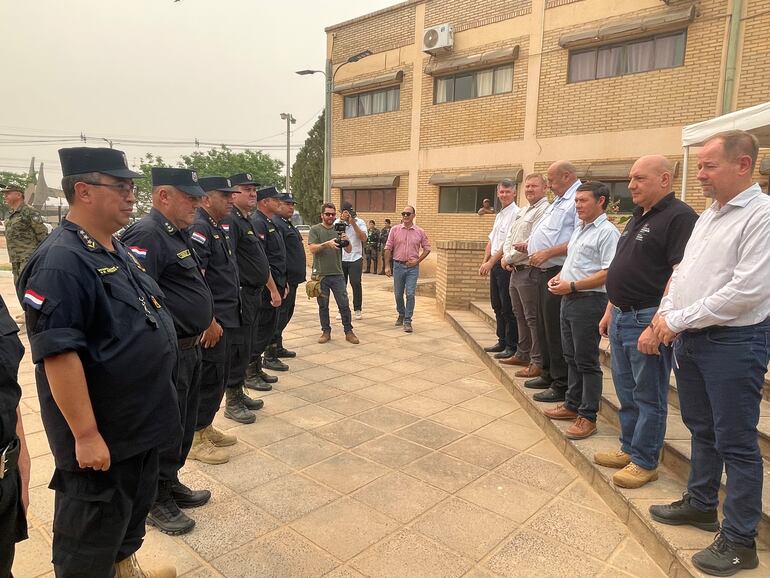 Momento de entrega de las llaves des patrulleras a la PolicÍa Nacional de Boquerón.