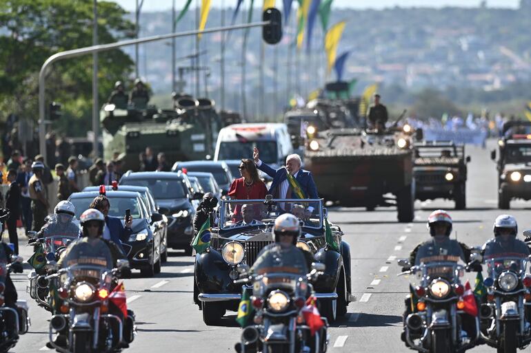 El presidente de Brasil, Luiz Inácio Lula da Silva, saluda hoy junto a su esposa, la primera dama Janja da Silva (c-i), durante el desfile por el Día de la Independencia, en la Explanada de los Ministerios en Brasilia (Brasil). (EFE)