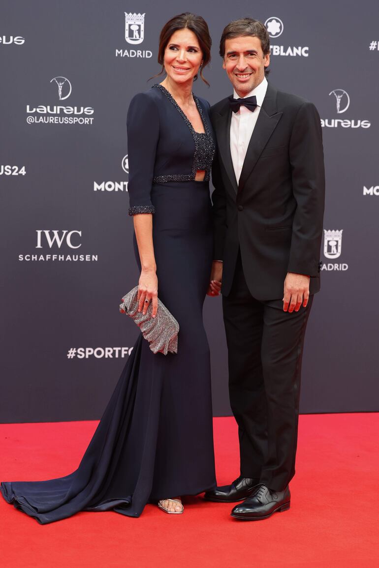 ¡Muy elegantes! El exfutbolista español Raúl González Blanco y su esposa, Mamen Sanz, en la red carpet del Palacio Cibeles de Madrid. (EFE/ Kiko Huesca)
