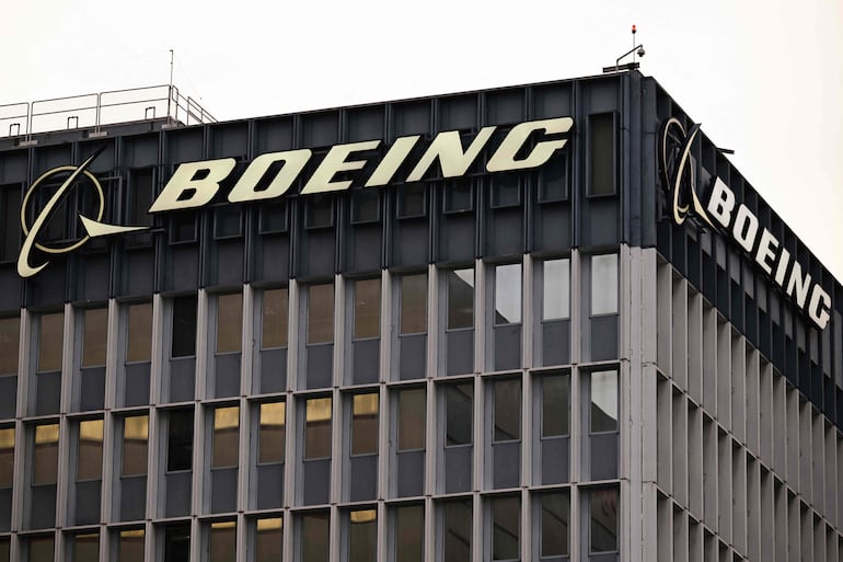 El logo de la compañía Boeing Co. en las oficinas de la firma en Los Ángeles, California. 