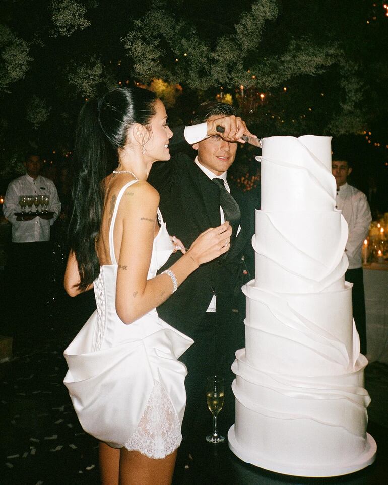 Los recién casados Oriana Sabatini y Paulo Dybala cortando el pastel de boda. (Instagram/Oriana Sabatini)