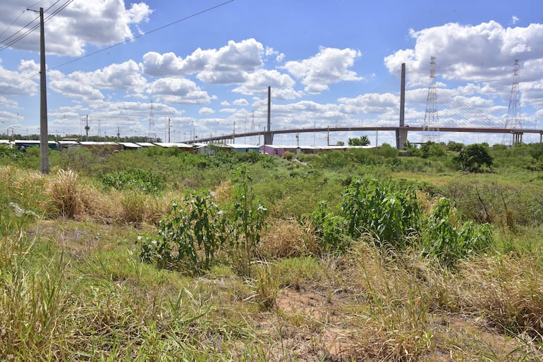 Este es uno de los terrenos que corre peligro de venderse sin blindarse el dinero que se obtenga en la Costanera y Cañadón Chaqueño.