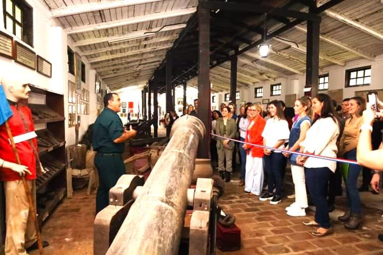 El sargento ayudante Germán Rivarola, historiador y guía de la Artillería, explicando la situación en que se encuentra el museo.