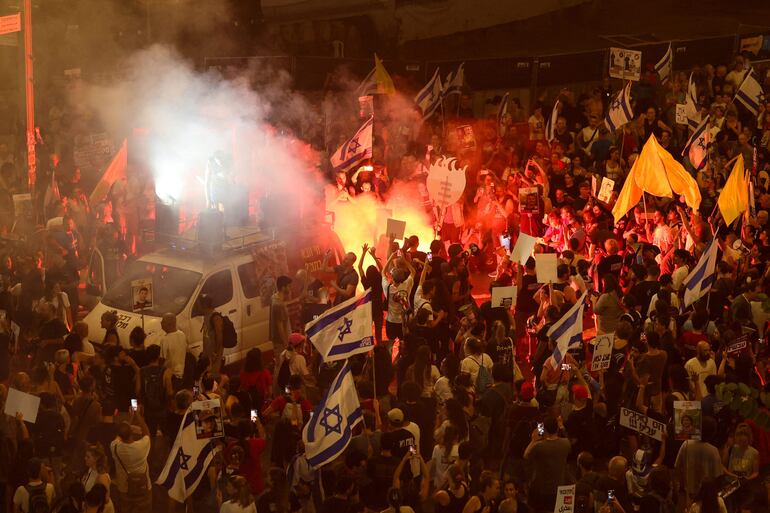 Manifestantes protestan contra el gobierno israelí, el martes en Tel Aviv.
