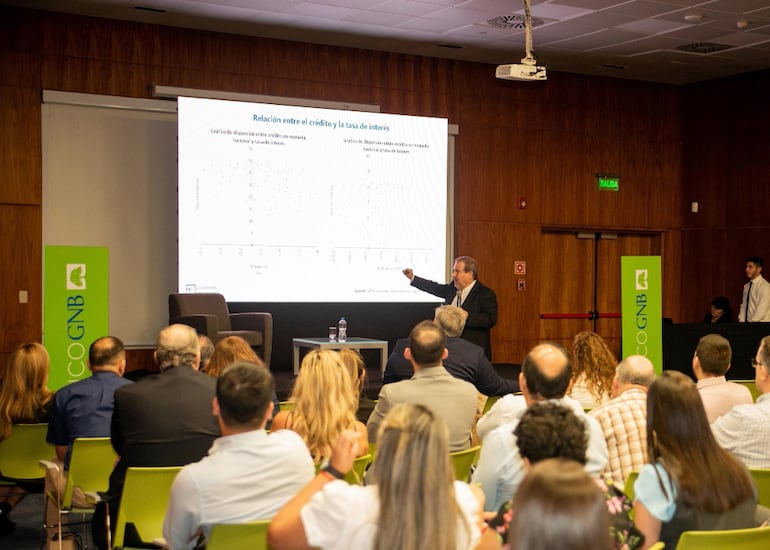 El economista Manuel Ferreira ofreció un conversatorio en el Banco GNB sobre las perspectivas económicas para el 2025.