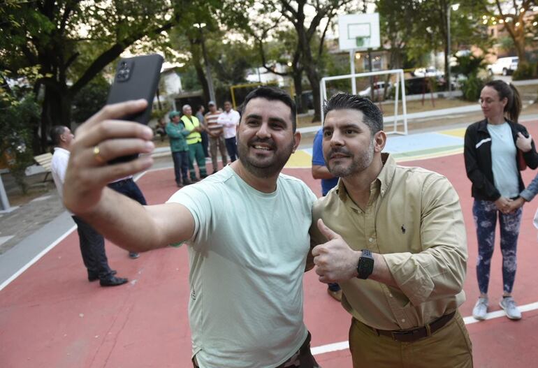 Óscar "Nenecho" Rodríguez posa para una "selfie" con un simpatizante.