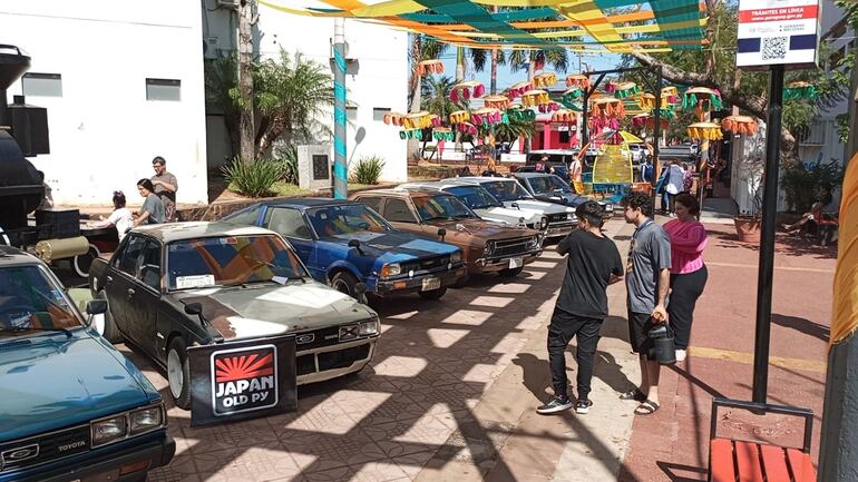 Vehículos de las décadas del 50 en adelante fueron expuestos en la Paseo Bicentenario de la ciudad de San Lorenzo.