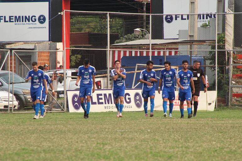 Festejo de Federico González, que sirvió para el triunfo del 12 de Octubre de Itauguá. (Foto: APF)