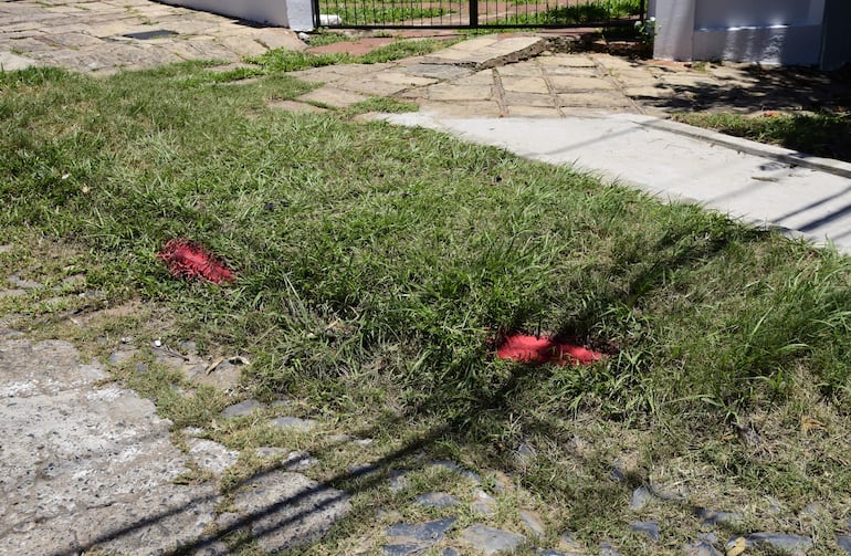 Vergonzosas pinturas continúan haciéndose en los cordones y veredas rotas a días de implementarse el estacionamiento tarifado en Asunción. En la foto, pintura roja de Parxin en un cordón del barrio Villa Morra.