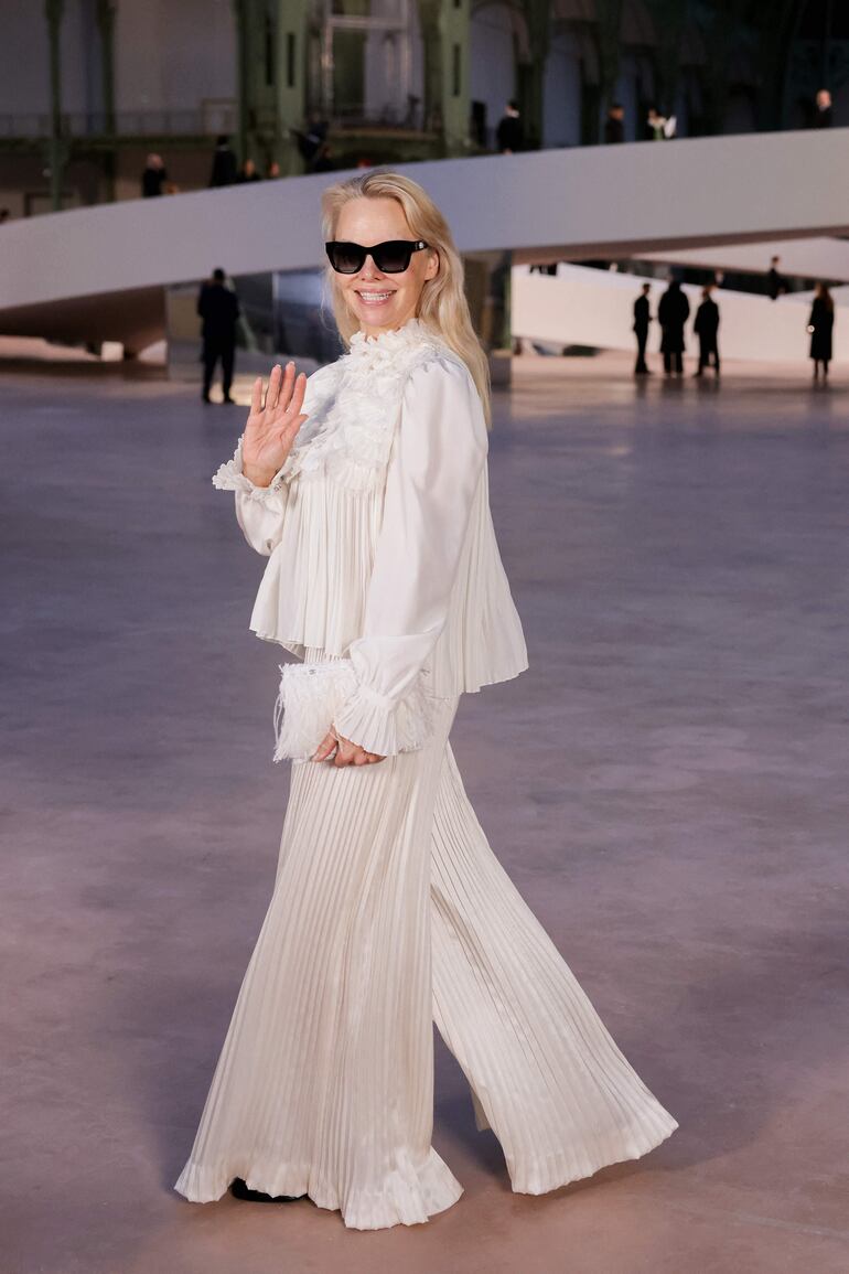 La actriz Pamela Anderson optó por un look "Total White" para asistir al desfile de Chanel Women's Haute-Couture Spring/Summer 2025 en el  Fashion Week de Paris. (MORITZ / AFP)