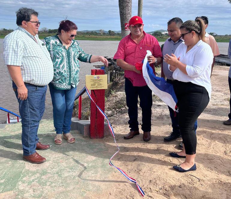 El intendente Hilario Adorno, junto a su hermano el diputado Domingo Adorno mientras inauguraban un ciclovía el pasado 27 de enero.