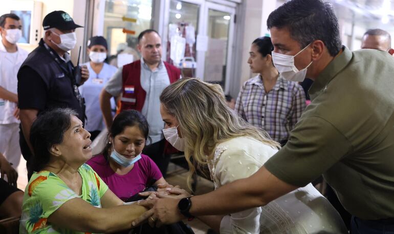 La primera dama, Leticia Ocampos conversa con una paciente. Atrás el presidente, Santiago Peña.