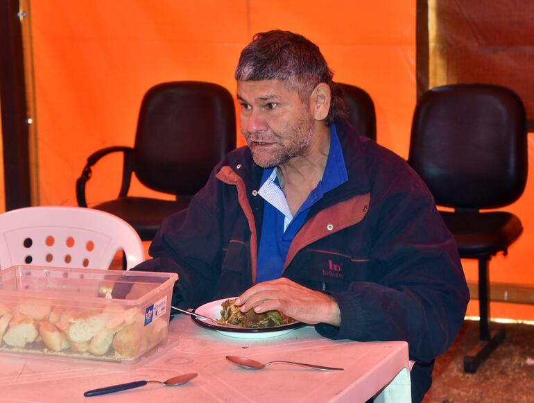 Aurelio Romero tiene familia, pero vive hace 30 años en la calle.