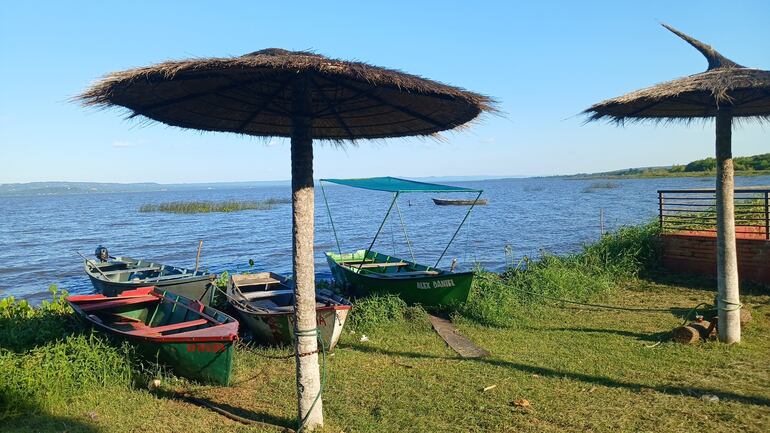 canoas de colores en la playa municipal de areguá