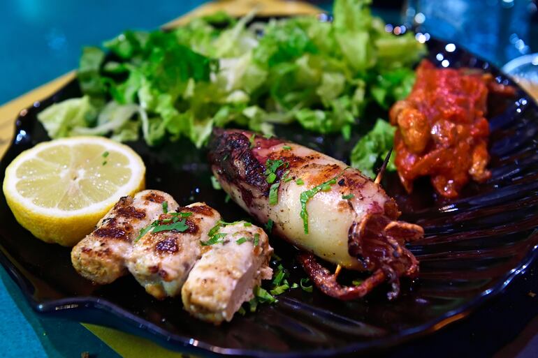 Plato de pescado en el restaurante Mauricio, isla Vulcano, islas Eolias, Italia.