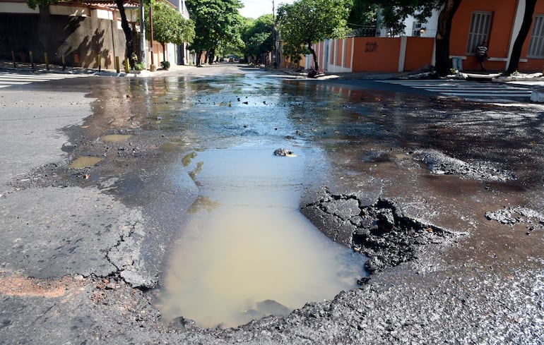 La Essap “hace agua” no solo en las calles sino también “en los escritorios” por oscuros contratos como con Aqualogy.