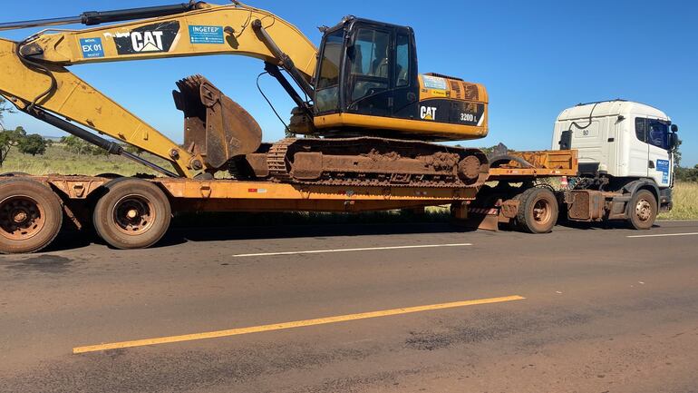 La retroexcavadora hidráulica Caterpillar 320 DL amarilla, hurtada el mes pasado en Mariscal Estigarribia (Chaco), sigue sin ser localizada y existen indicios que está en Bolivia.