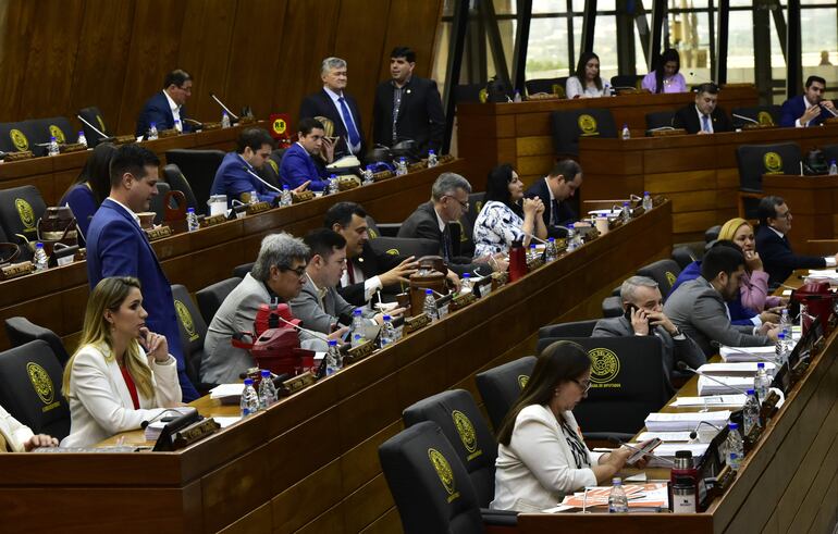 Diputados colorados y satélites blindan gestión de tres cuestionados intendentes cartistas y mandan al archivo pedido de interpelación.