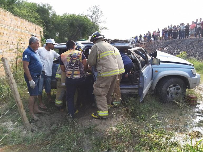 Bomberos voluntarios en servicio de rescate.