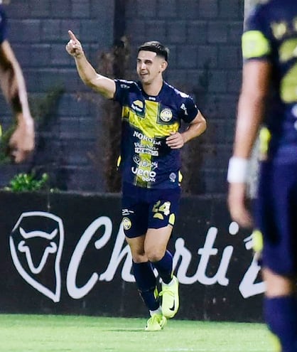 Juan Manuel Romero celebra su gol, el que abrió el camino del triunfo para Trinidense ante el General de Mallorquín.