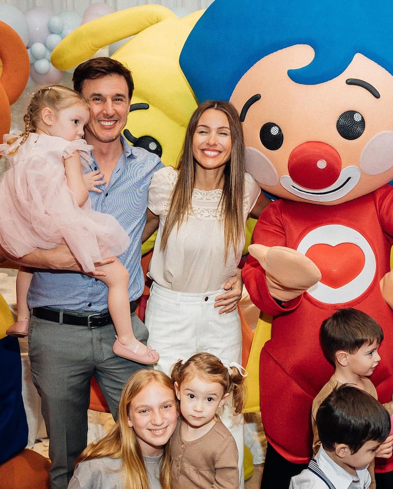 ¡Felices! Pampita Ardohain, su hija Ana y Roberto García Moritán. (Instagram/Pampita Ardohain)