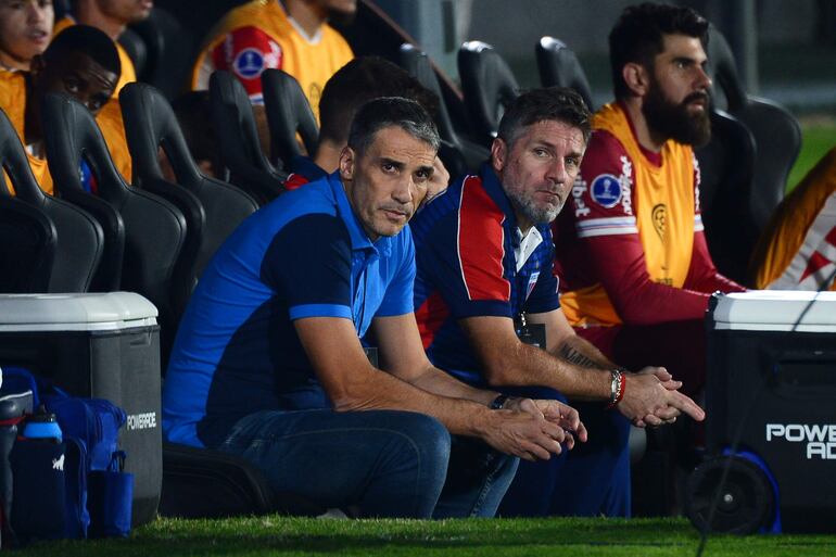 El argentino Juan Pablo Vojvoda, entrenador de Fortaleza, en el partido contra Libertad por los octavos de final de la Copa Sudamericana en el estadio Defensores del Chaco. en Asunción, Paraguay.