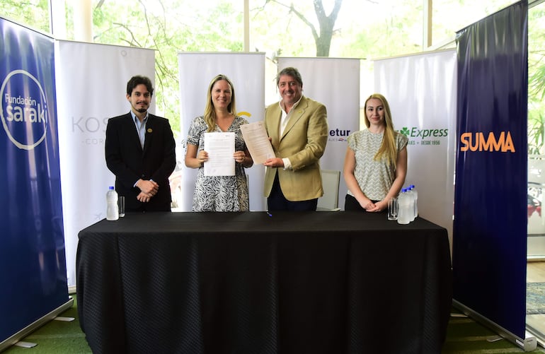 Luciano Gómez, María José Cabezudo, Guillermo Isasti y Romina Pereira durante la firma de alianza entre KMC y la Fundación Saraki.