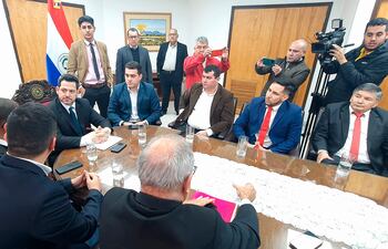 Un grupo de concejales piden la extensión de mandato municipal hasta 2028. Ayer se reunieron con el presidente de Diputados, Raúl Latorre.