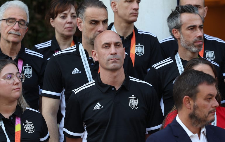 Luis Rubiales, pelado, en el centro de la foto.