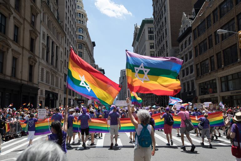 Las banderas de la reivindicación LGBT marchan por la ciudad durante la marcha del orgullo que tuvo su inicio hace ya 50 años.