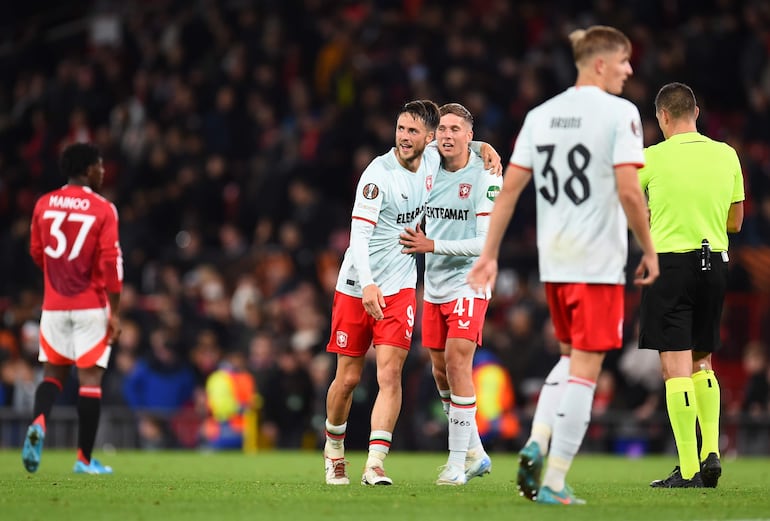 Manchester (United Kingdom), 25/09/2024.- Twente's Ricky van Wolfswinkel (L) and Gijs Besselink (R) celebrate after the UEFA Europa League match between Manchester United and Twente Enschede in Manchester, Britain, 25 September 2024. (Reino Unido) EFE/EPA/PETER POWELL
