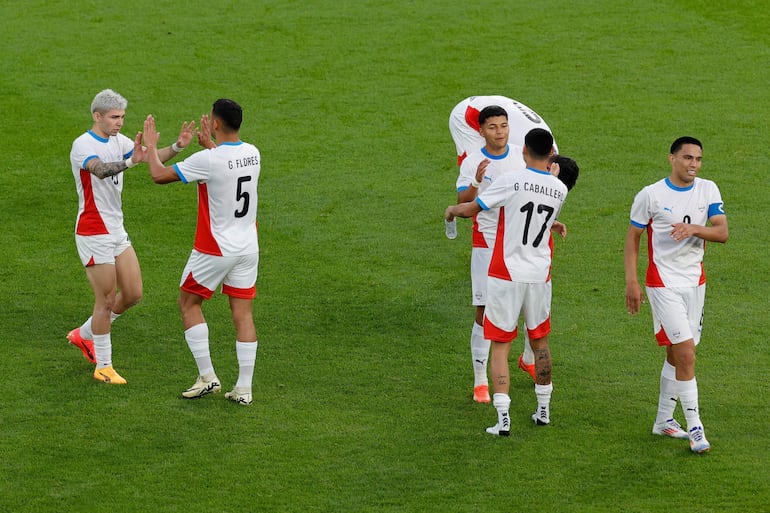 Paraguay celebra la victoria ante Israel en los JJ.OO de París 2024. (Photo by GEOFFROY VAN DER HASSELT / AFP)