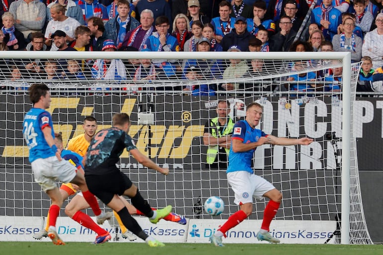 Bayern Munich's English forward #09 Harry Kane scores the 0-4 goal during the German first division Bundesliga football match between Holstein Kiel and FC Bayern Munich in Kiel, northern Germany, on September 14, 2024. (Photo by AXEL HEIMKEN / AFP) / DFL REGULATIONS PROHIBIT ANY USE OF PHOTOGRAPHS AS IMAGE SEQUENCES AND/OR QUASI-VIDEO