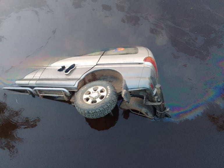 Un vehículo cayó de un puente en la compañía Paso Tajy, en Cerrito, departamento de Ñeembucú.