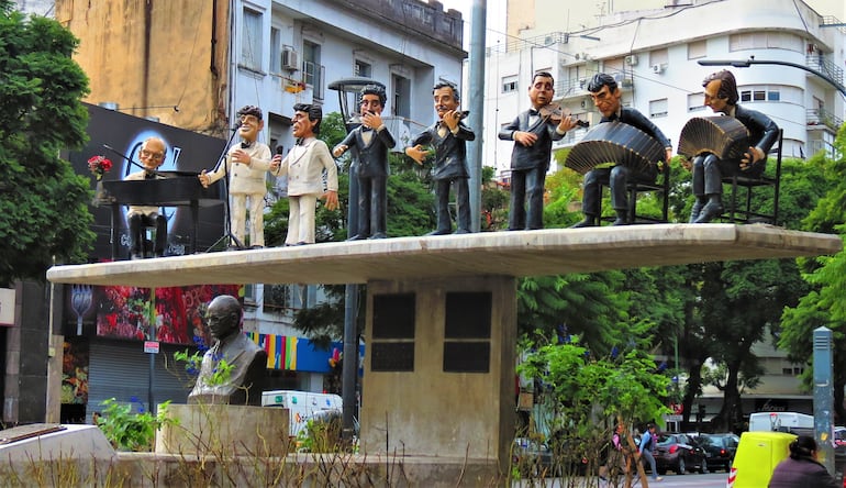 Monumento a Osvaldo Pugliese en el barrio de Villa Crespo. Pugliese fue un pianista, compositor y director de orquesta argentino, considerado una de las figuras más influyentes del tango.