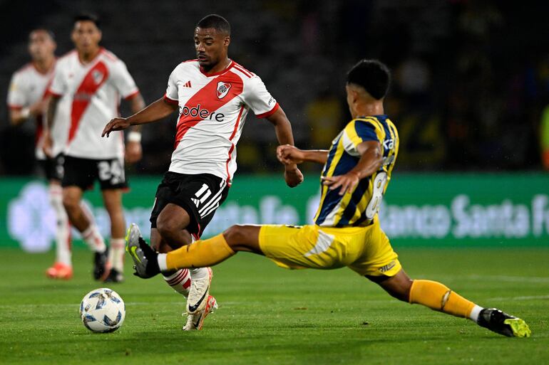 El uruguayo de River Plate, Nicolás de la Cruz (i), y Agustín Toledo, de Rosario Central, luchan por el balón durante el partido semifinal de la Copa de la Liga Argentina de Fútbol Profesional entre River Plate y Rosario Central en el estadio Mario Kempes de Córdoba, Argentina, el 9 de diciembre de 2023. .