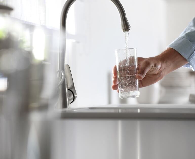 Una de las indicaciones para evitar los casos de diarrea y vómitos es beber agua potable. Si no se tiene acceso directo al vital líquido, hierva el agua por unos minutos para evitar cualquier riesgo.