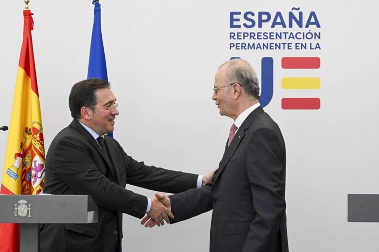El ministro español de Exteriores, José Manuel Albares, saluda al primer ministro palestino Mohamed Mustafa, hoy en Bruselas.