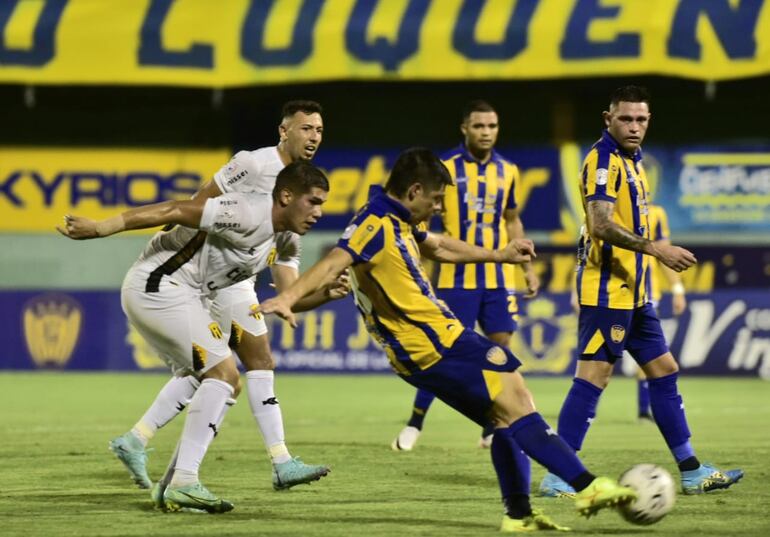 Remate de Rodrigo Rojas para el primer gol de Luqueño ante Guaraní.