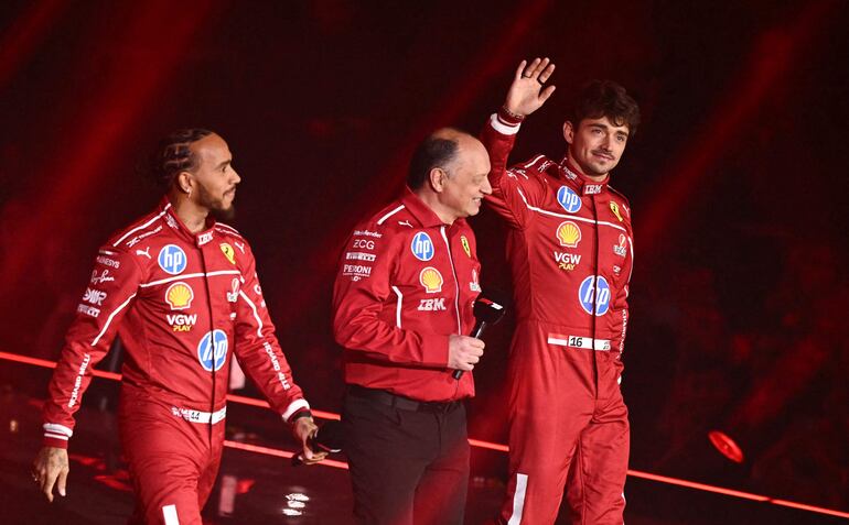 Lewis Hamilton se presentó en sociedad con su nuevo equipo, Ferrari, junto a Charles Leclerc (d).