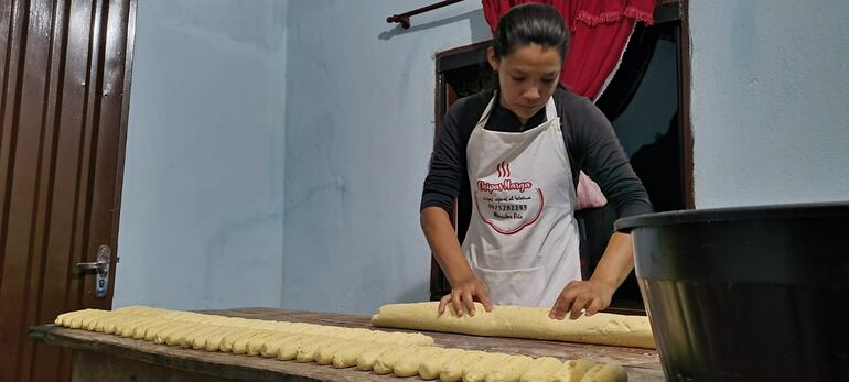 Moldeando sus chipas para después meterlas al tatakua.