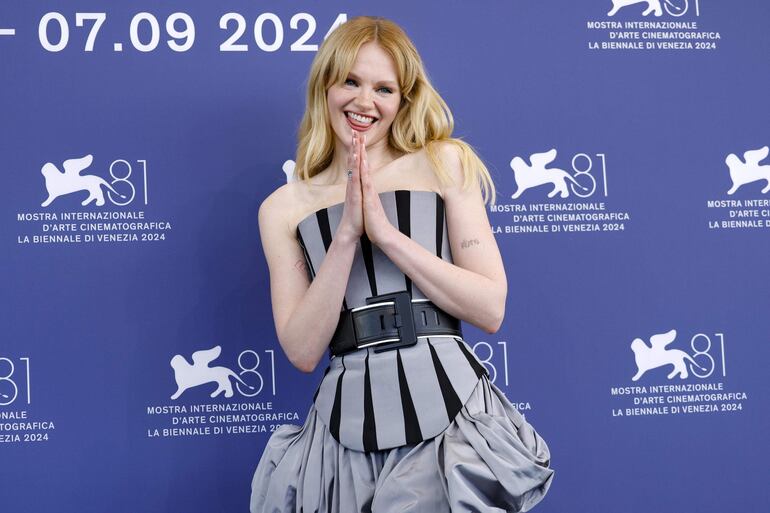 La actriz británica Emma Laird, hermosa en Venecia. (EFE/EPA/FABIO FRUSTACI)
