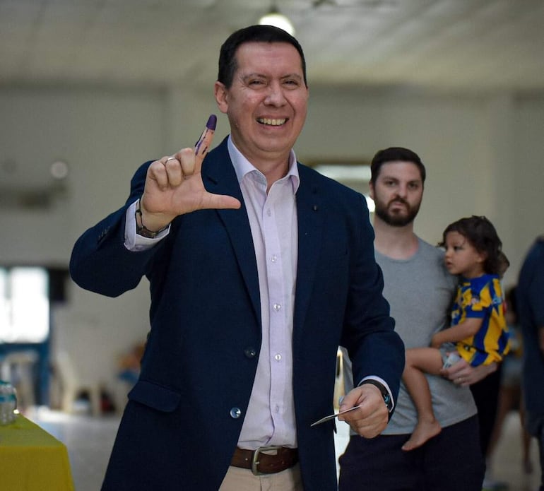 Hugo Daniel Rodríguez Ayala (50 años), con la L de Luqueño, sonriente después de votar. El mandato del presidente auriazul se prolongará hasta el 2028.