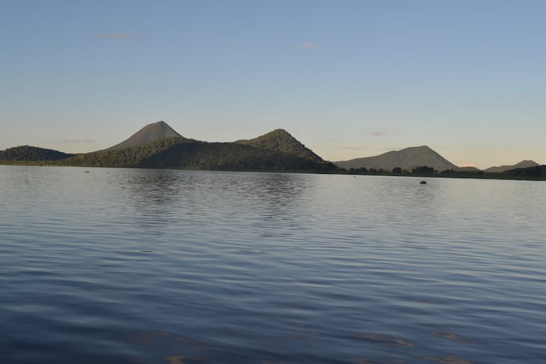 Formación de cerros a la vera del río Paraguay, en la zona del Pantanal paraguayo.