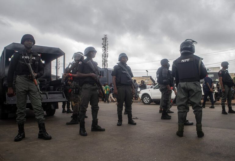 Policías montan guardia en el sitio de una manifestación este viernes en Lagos, Nigeria.