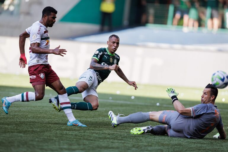 El jugador del Palmeiras Breno Lopes marca durante el partido válido por la penúltima jornada de la serie A del campeonato brasileño entre el Palmeiras y el Fluminense, en el Allianz Parque de São Paulo (Brasil). EFE/ Isaac Fontana