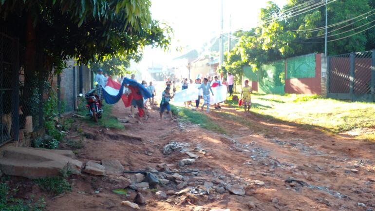 Vecinos de Capiatá mostraron como es la calle del asentamiento donde viven.